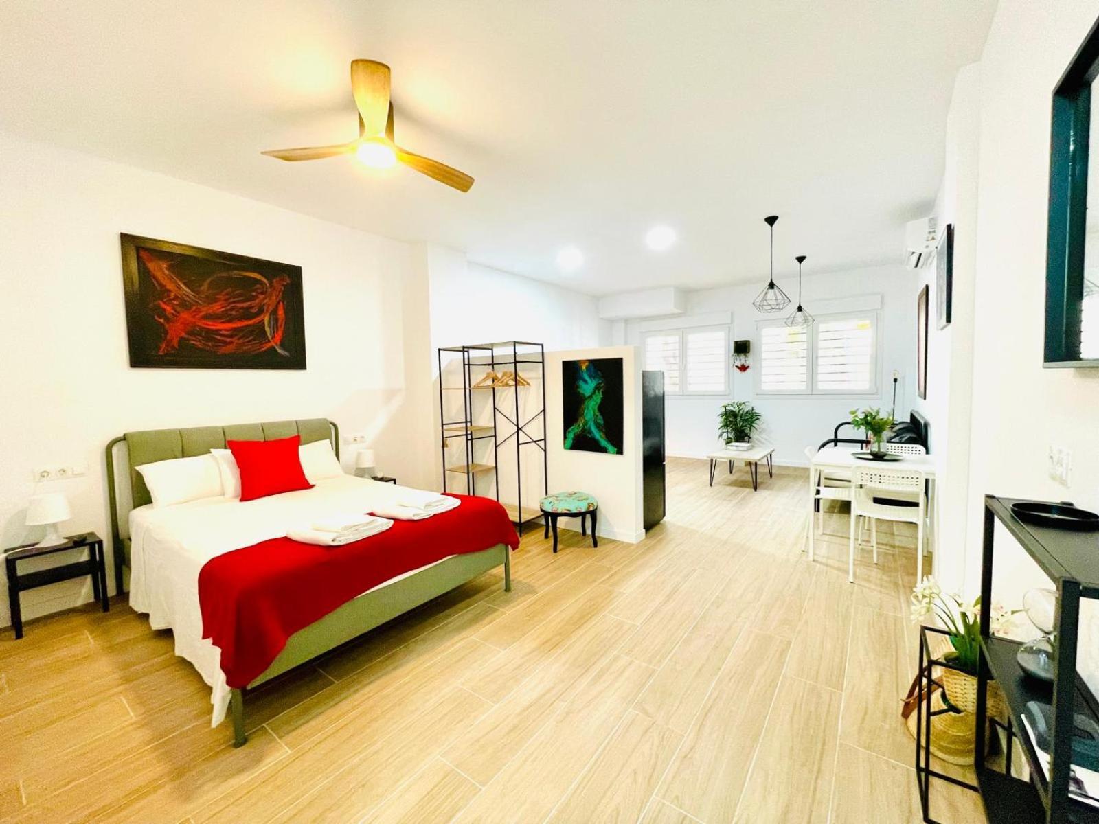 Completo Y Bello Apartamento En Malaga Luaran gambar